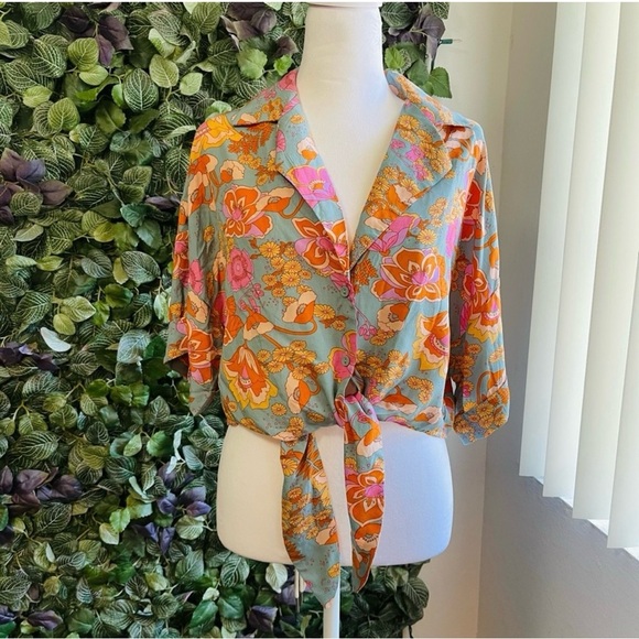 Love Notes Tops - Women's spring/summer cropped flower print blouse with tie in the front